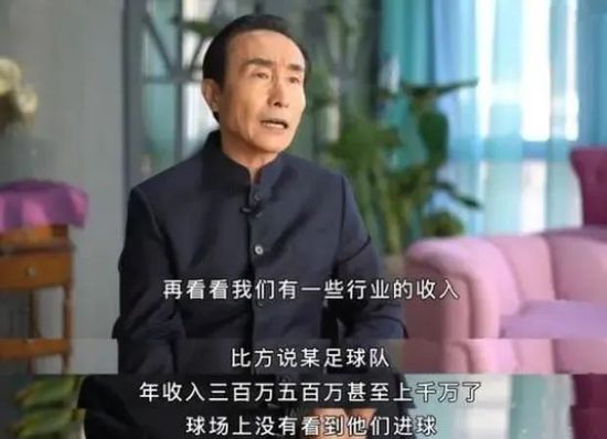 杰森;斯坦森接受采访杰森单手制敌杰西;艾森伯格杰西;艾森伯格饰演莱克斯;卢瑟杰西卡;查斯坦、黛安;克鲁格、露皮塔;尼永奥、佩内洛普;克鲁兹四位主演还举着范冰冰的照片合影，她们同样进行着热火朝天的枪械、拳击训练